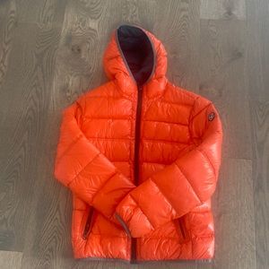 Worn once. AE puffer jacket.  “Packable”. zipper closure and zippered pockets